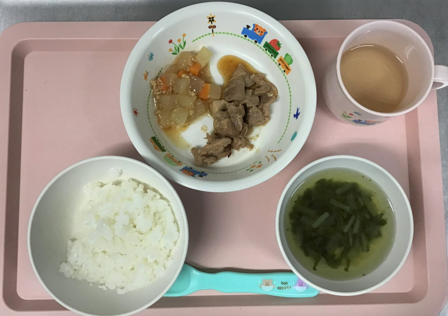 ごはん、とりのてりやき、だいこんのそぼろに、ほうれんそうのスープ