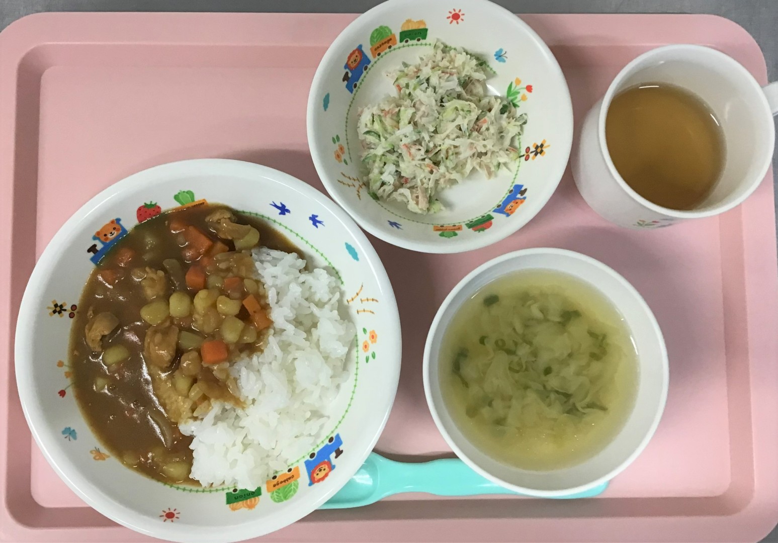 カレーライス、カニカマサラダ、キャベツのスープ