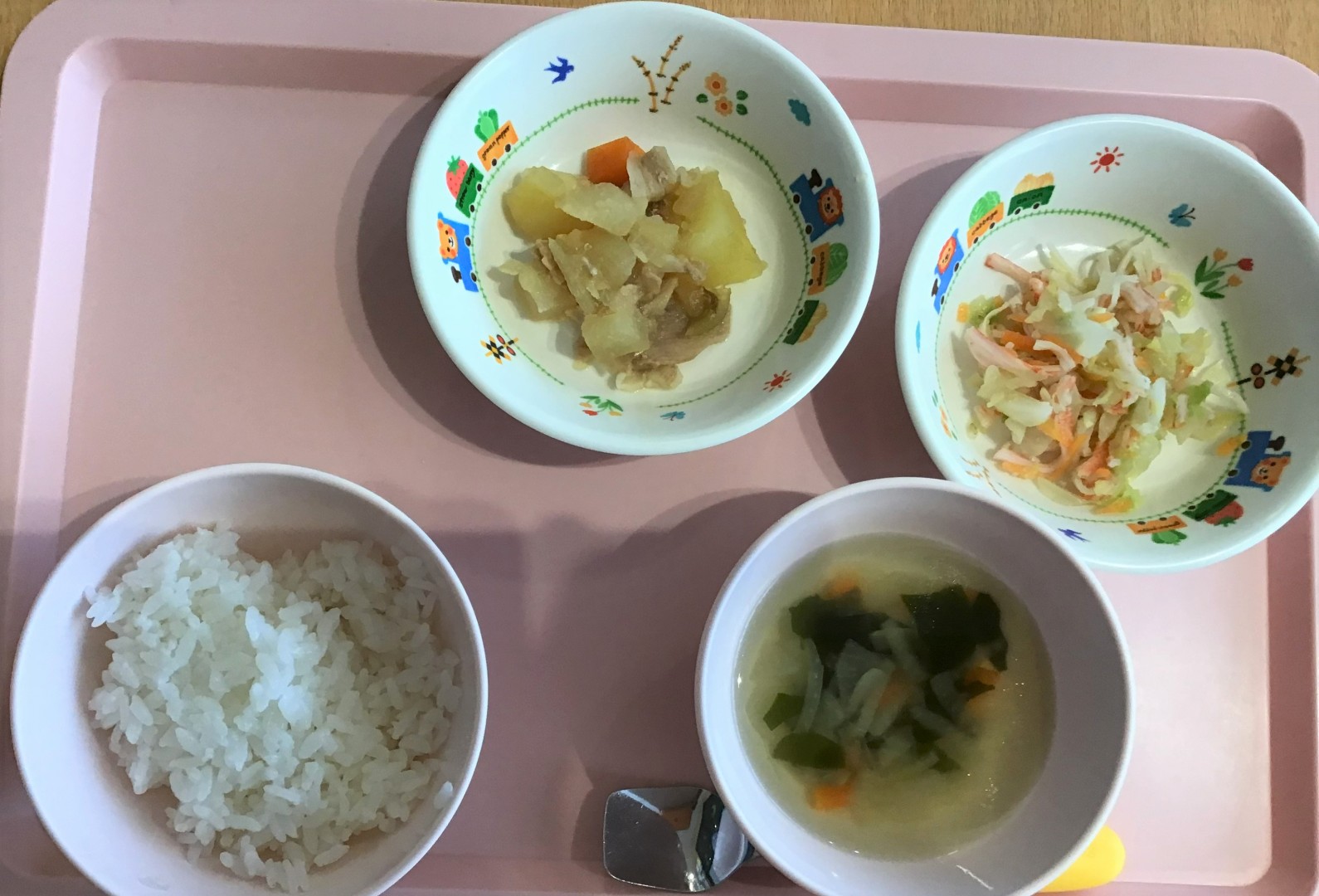 ごはん、にくじゃが、ごまあえ、ワカメとたまねぎのすましじる