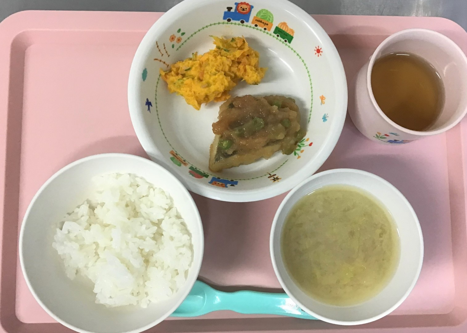 ごはん、カレイのおろしに、かぼちゃサラダ、はくさいととうふのみそしる