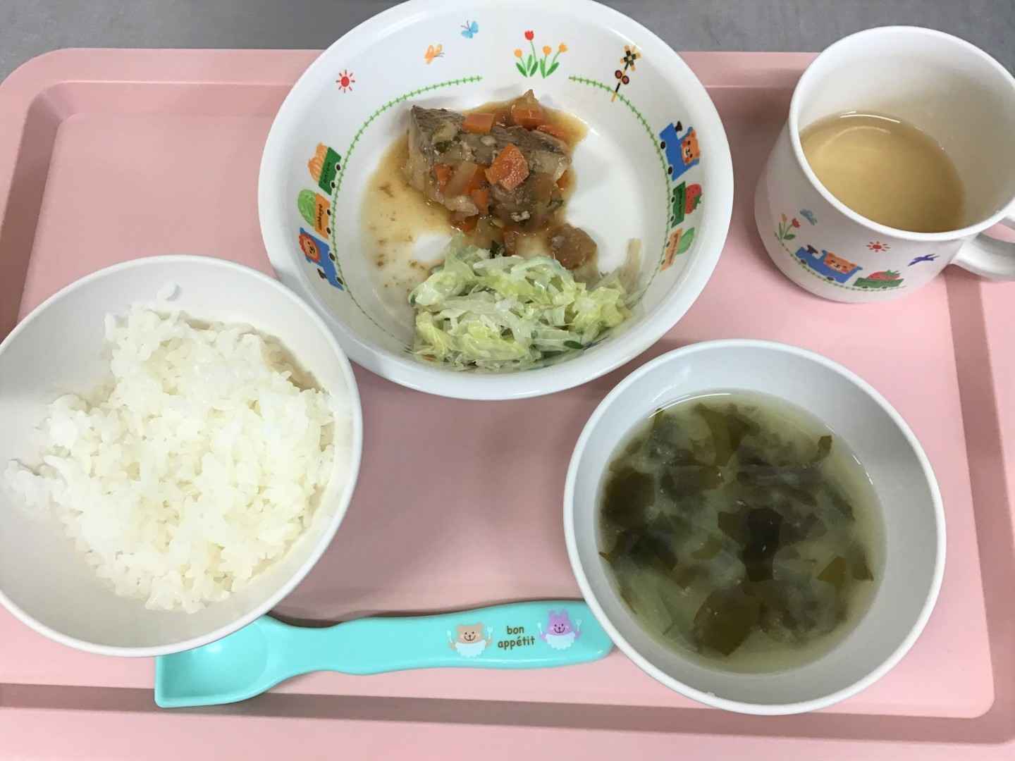 ごはん、あかうおのにつけ、やさいのマヨネーズあえ、じゃがいものみそしる