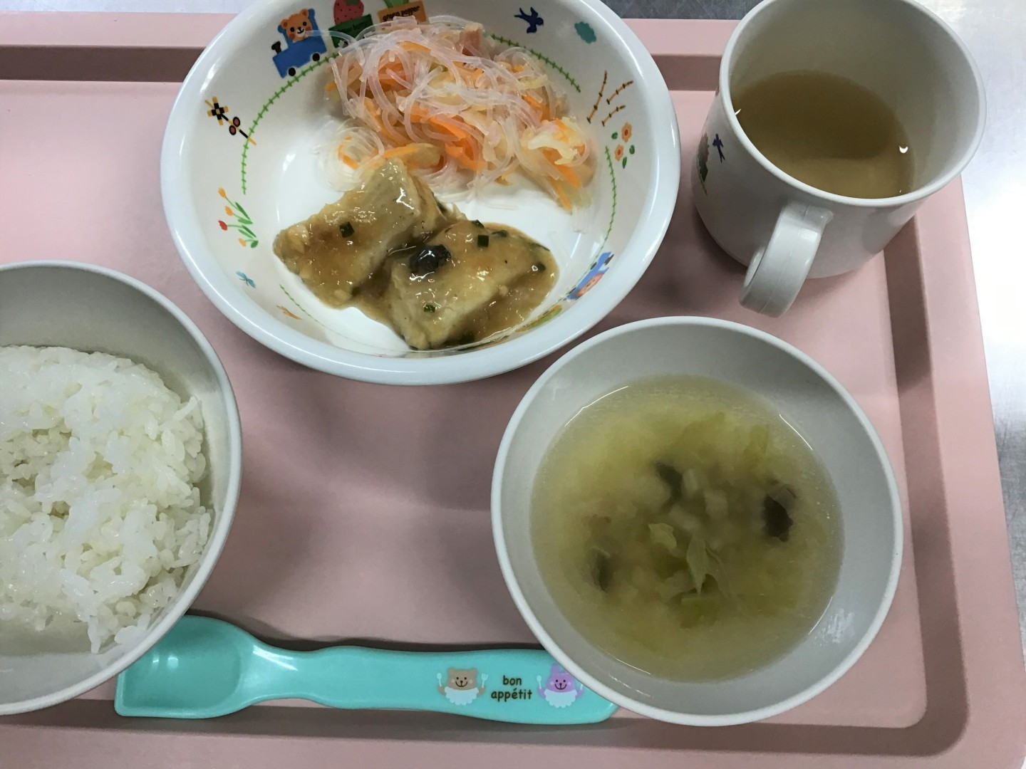 ごはん、カレイのおろしに、はるさめのすのもの、はくさいとしいたけのスープ