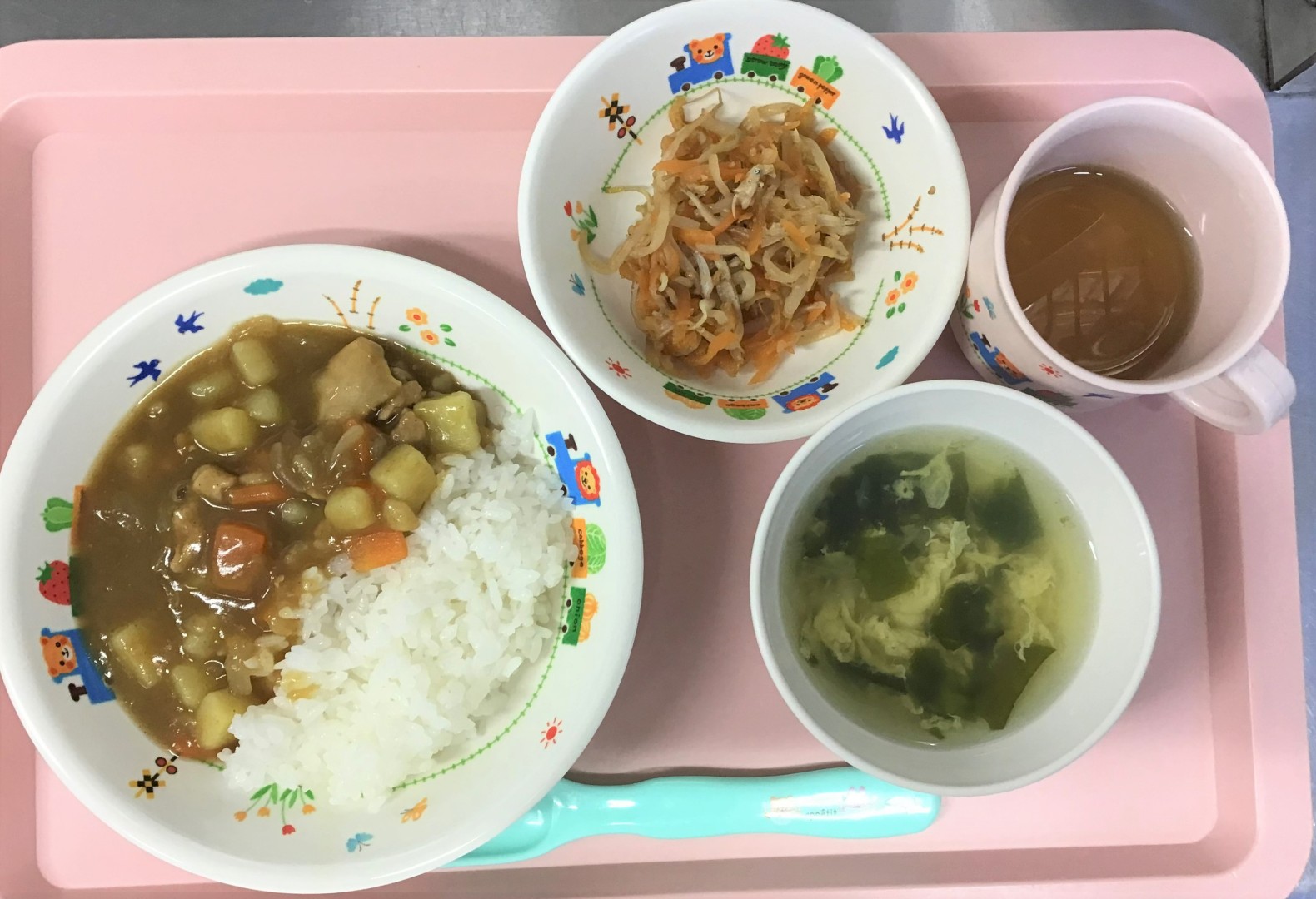 カレーライス、もやしのあえもの、たまごスープ
