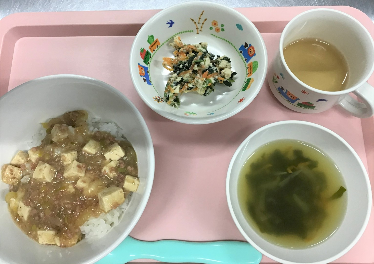 マーボーどうふどん、ほうれんそうのしらあえ、ちゅうかスープ