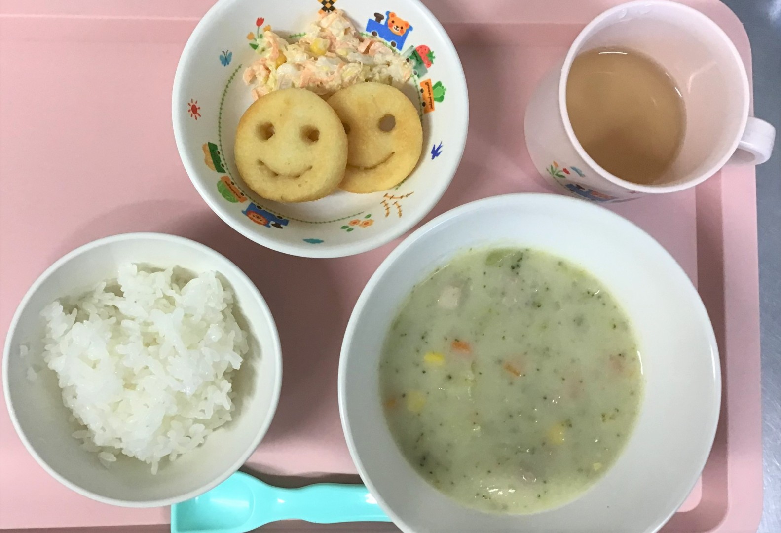 ごはん、ホワイトシチュー、はくさいマヨサラダ、スマイルポテト