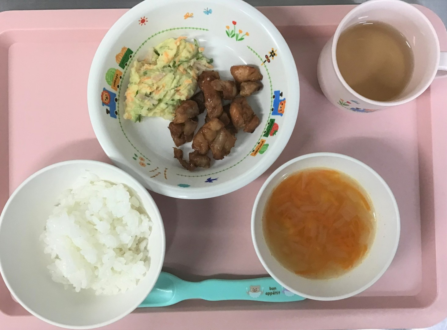 ごはん、とりのバーベキューソースやき、ポテトサラダ、たまねぎコーンのコンソメスープ