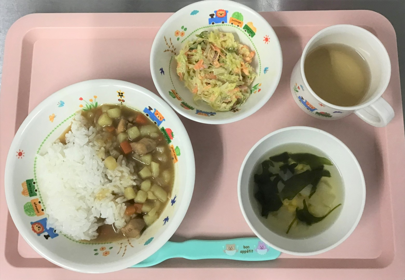 チキンカレー、コールスローサラダ、コンソメスープ