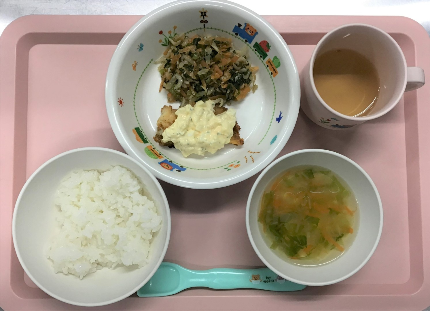 ごはん、さかなのタルタルやき、さんしょくナムル、はくさいのスープ