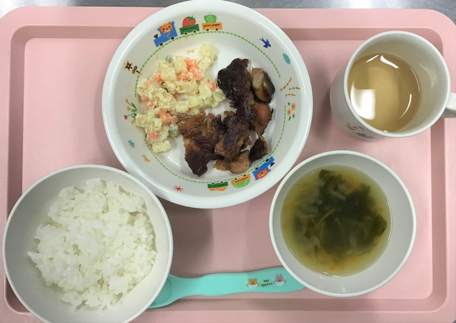 ごはん、とりのからあげ、かみかみサラダ、ちゅうかスープ