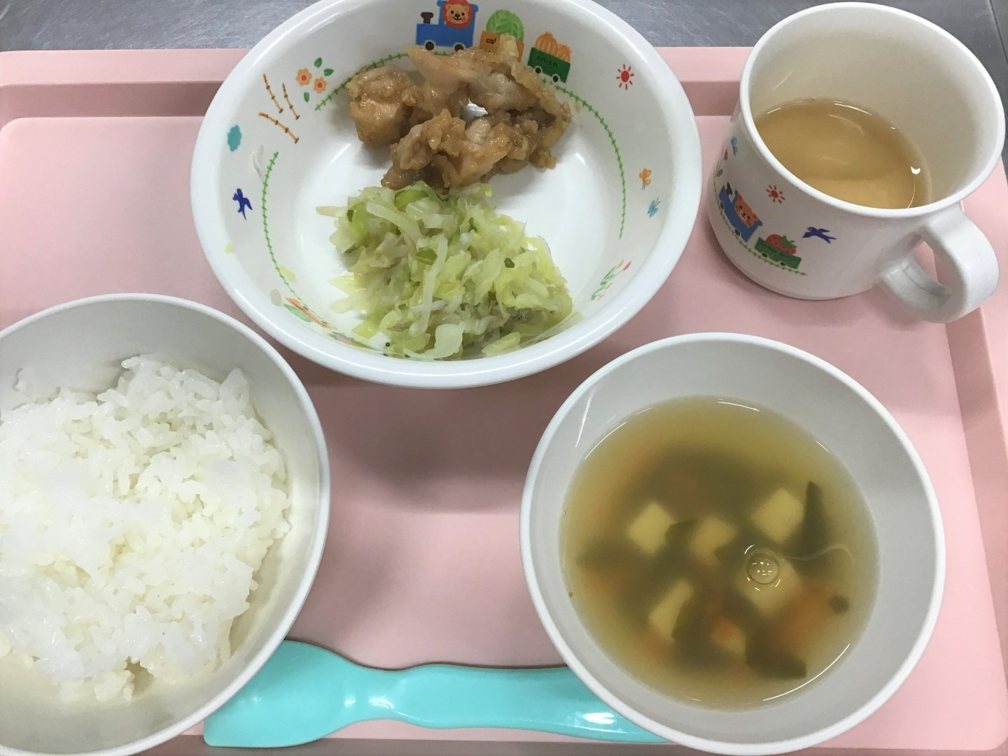 ごはん、とりのごまがらめ、キャベツとじゃこのあえもの、とうふとわかめのちゅうかスープ
