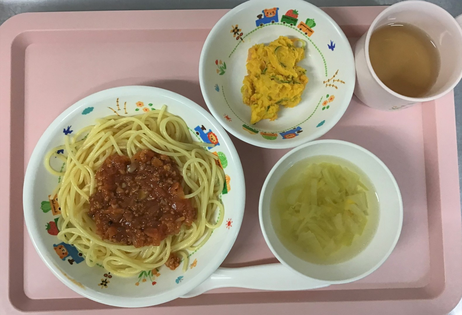 ミートスパゲッティ、かぼちゃサラダ、キャベツスープ