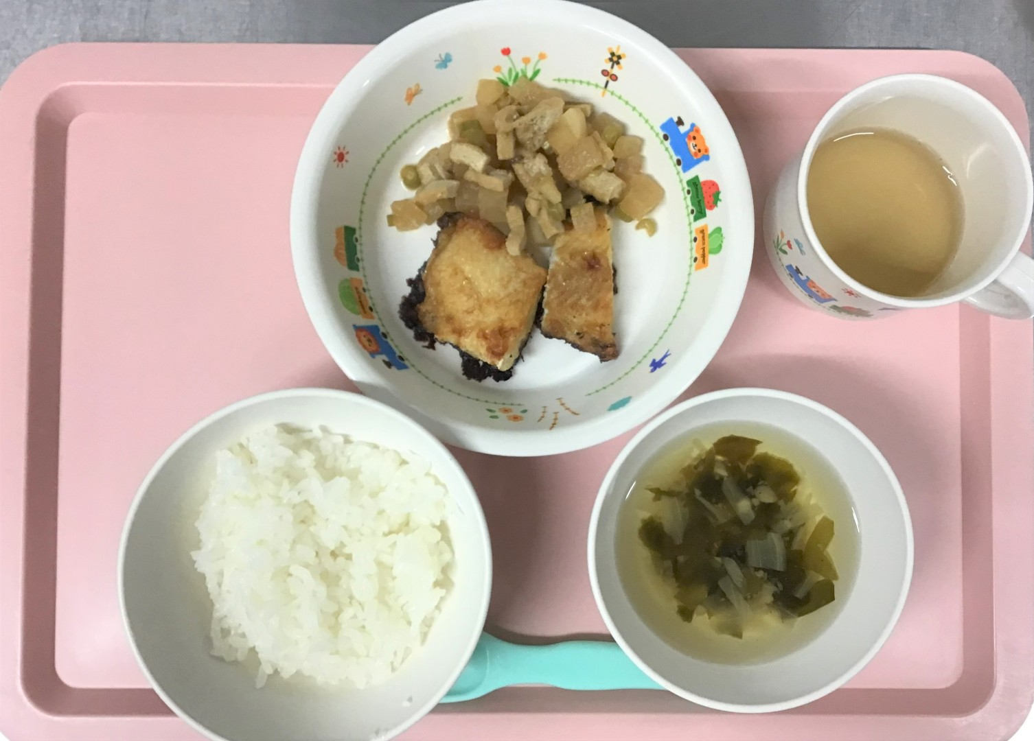 ごはん、さかなのバターしょうゆやき、だいこんとあげのにもの、しめじとワカメのすましじる