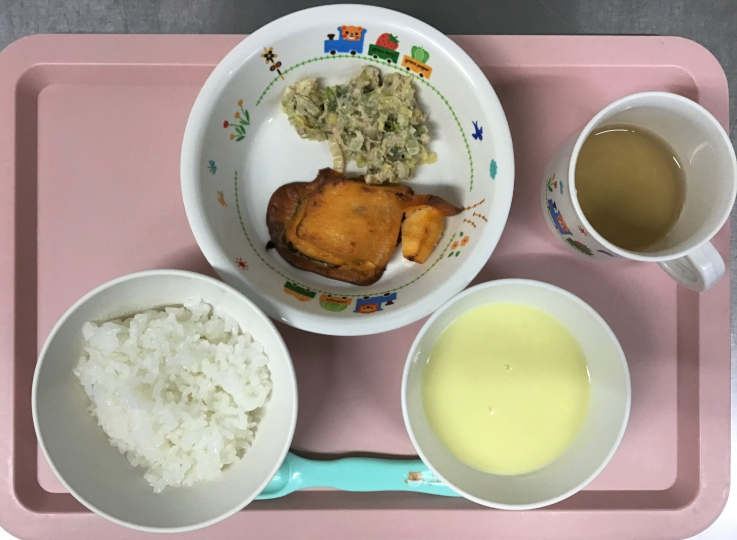 ごはん、カレイのピカタ、はくさいのごまマヨあえ、コーンスープ