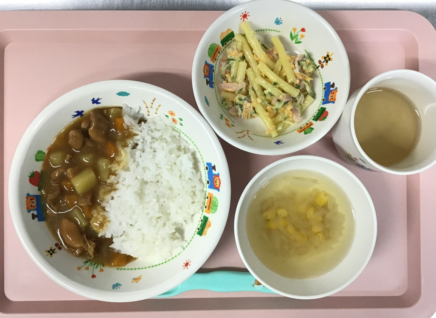 チキンカレー、マカロニサラダ、えのきとたまねぎのスープ