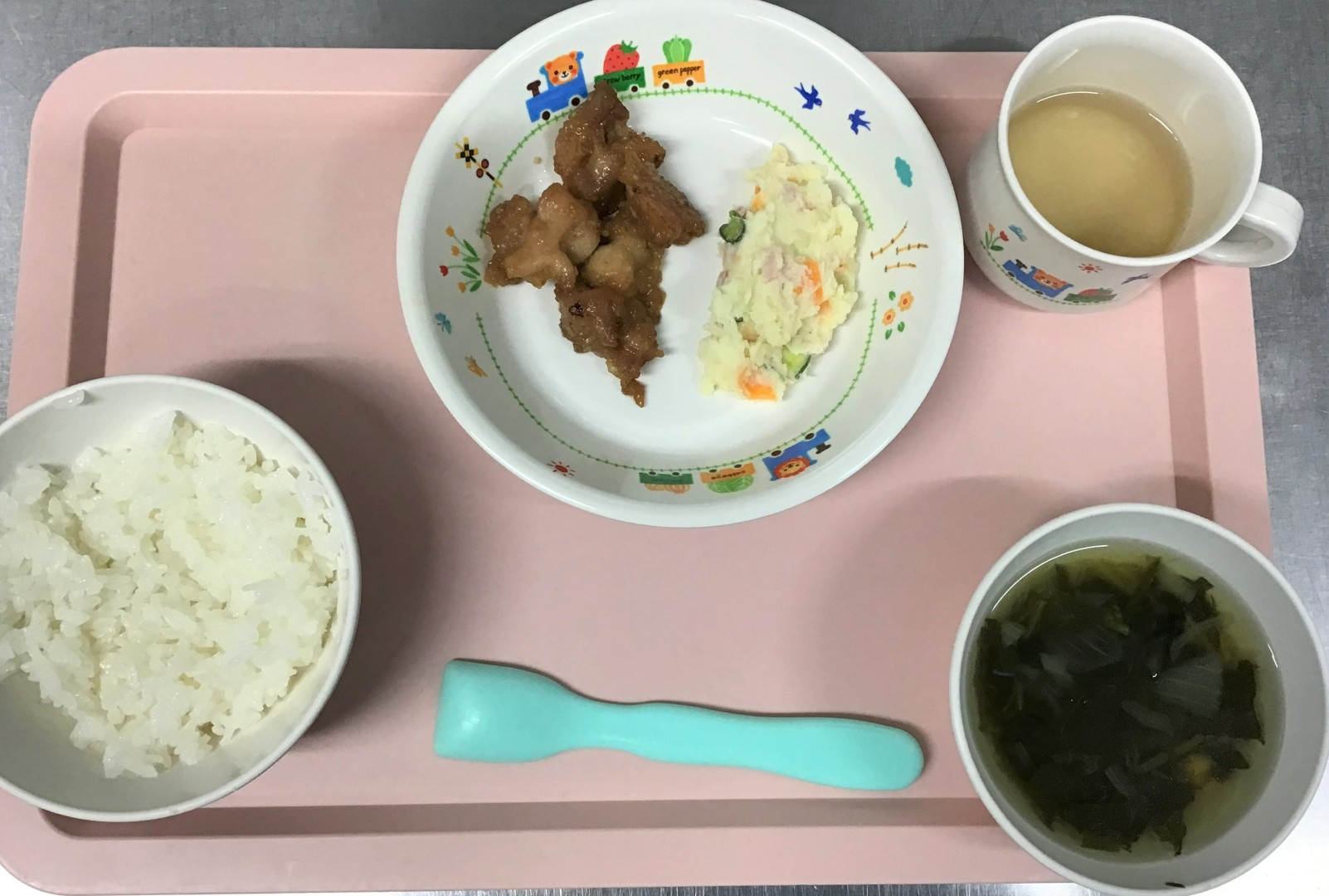 ごはん、とりのごまがらめ、ポテトサラダ、ほうれんそうのスープ