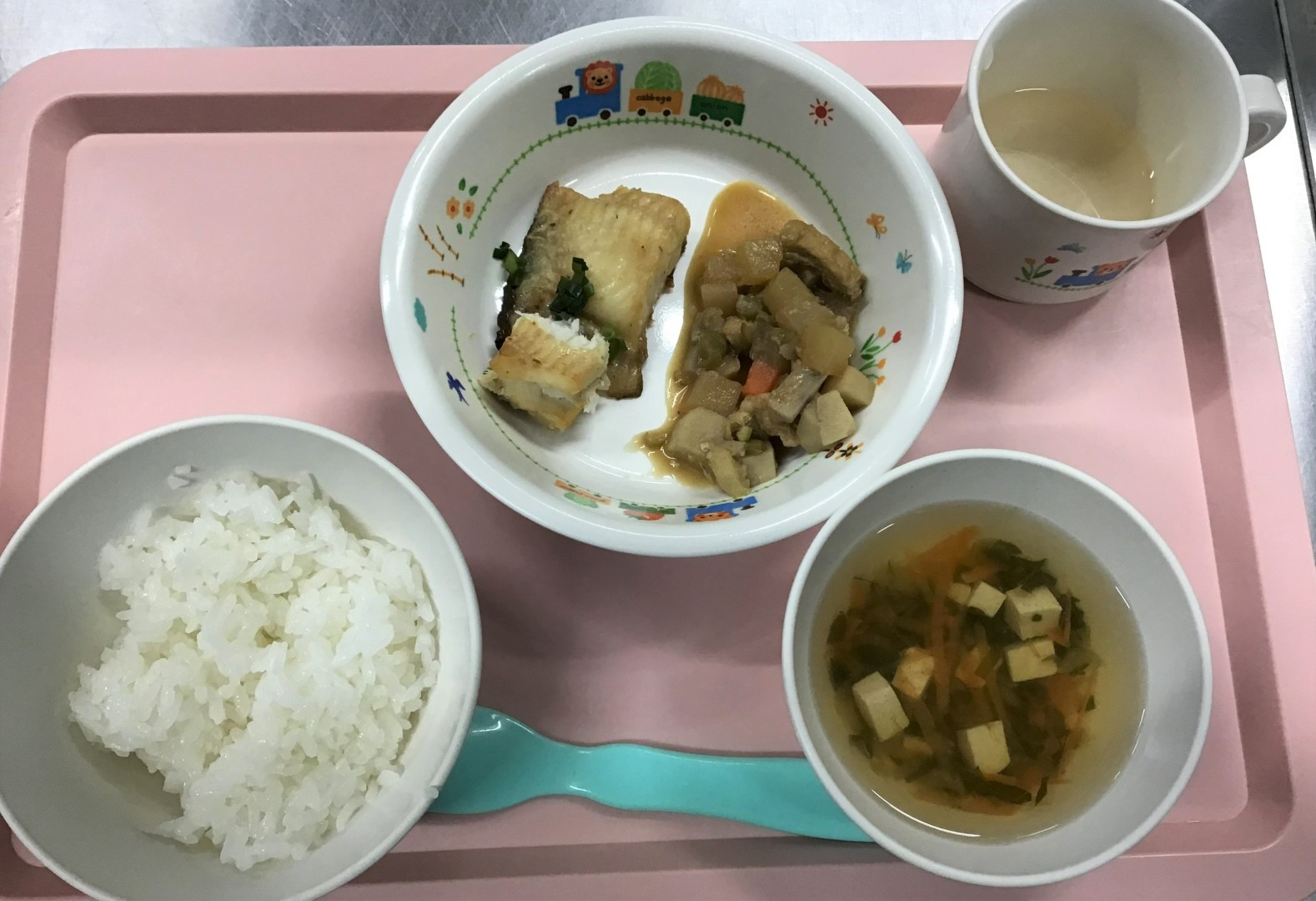 ごはん、カレイのみそやき、こんさいのにもの、とうふのすましじる