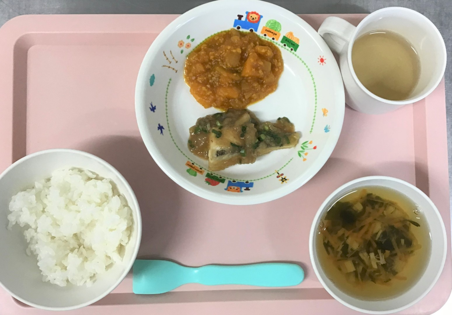 ごはん、カレイのおろしに、かぼちゃのそぼろに、えのきとわかめのすましじる