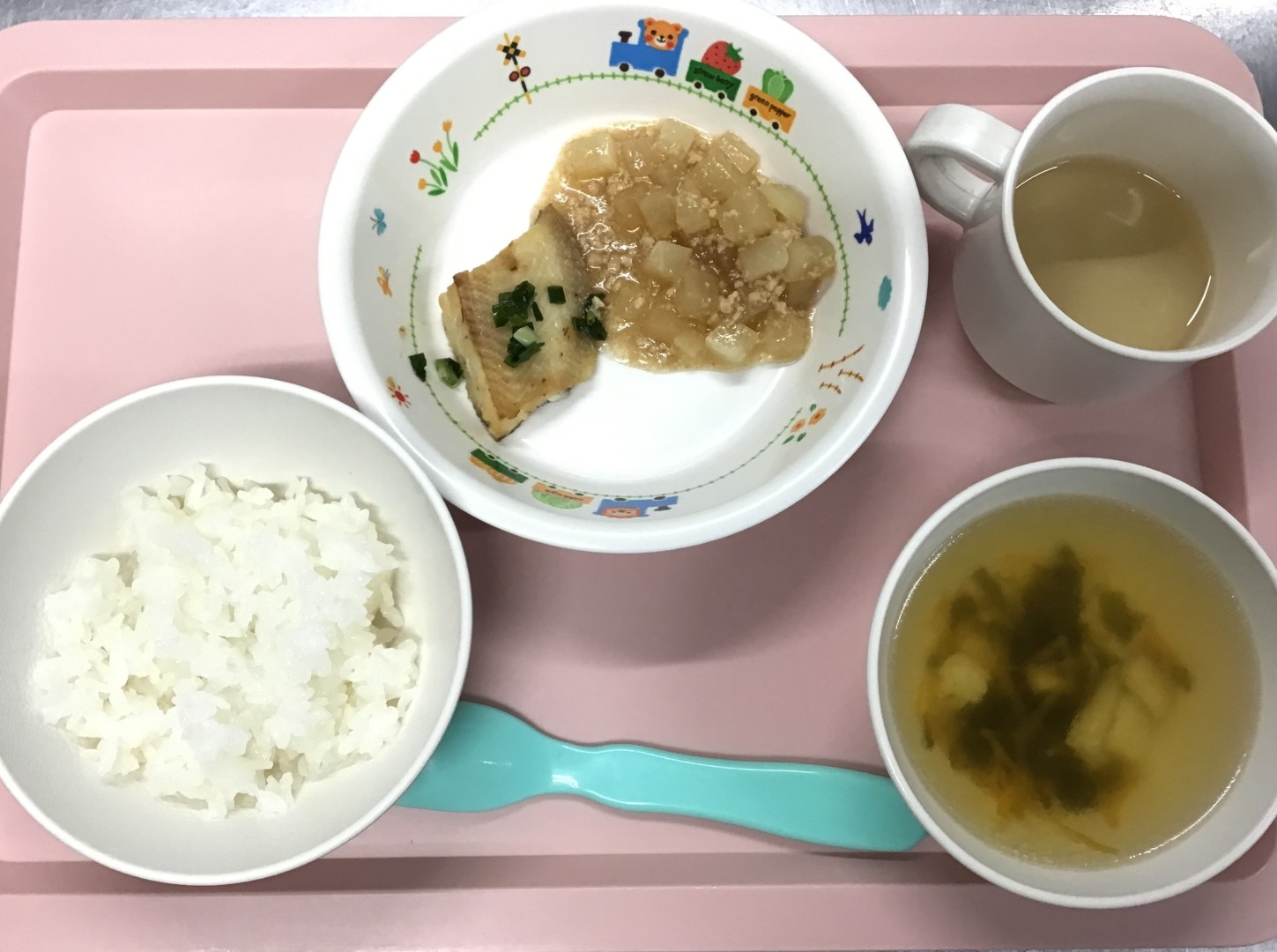 ごはん、カレイのみそやき、だいこんのそぼろに、ワカメとあげのすましじる