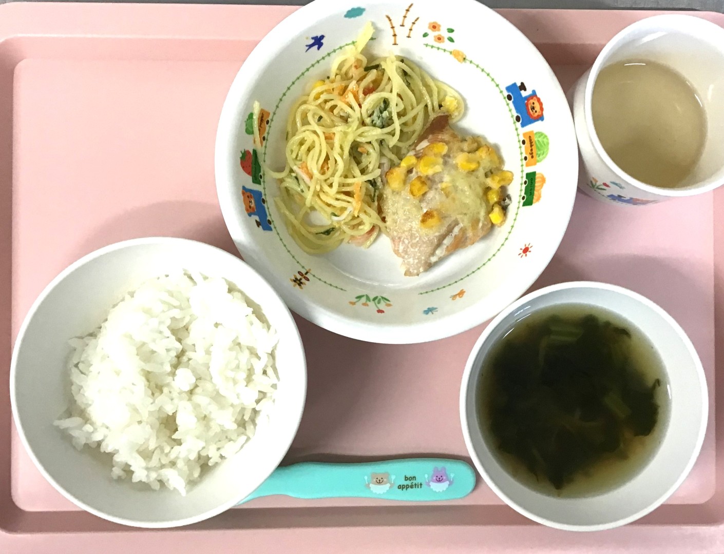 ごはん、さけのマヨチーズコーンやき、スパサラ、しいたけちゅうかスープ