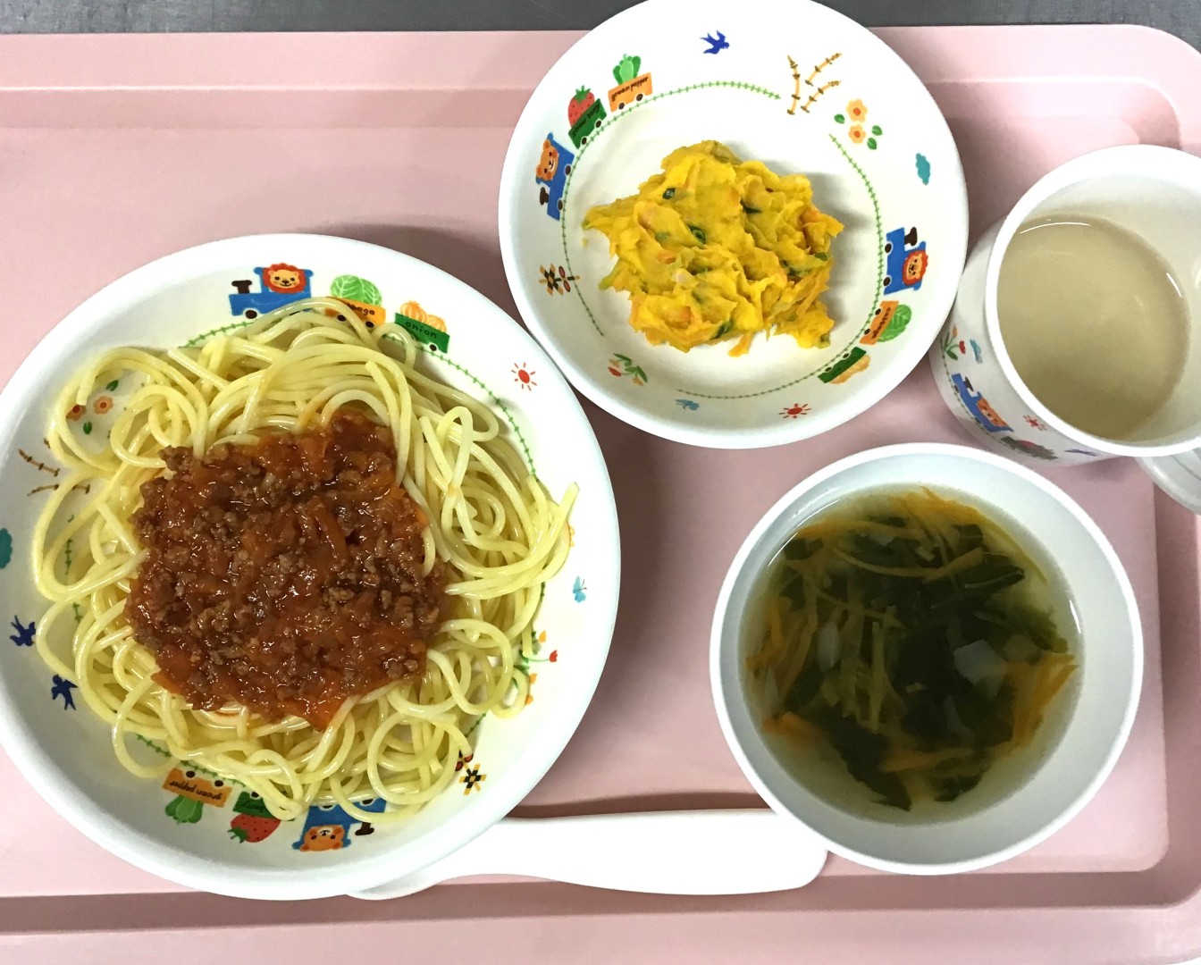 ミートスパゲッティ、かぼちゃサラダ、ほうれんそうのスープ