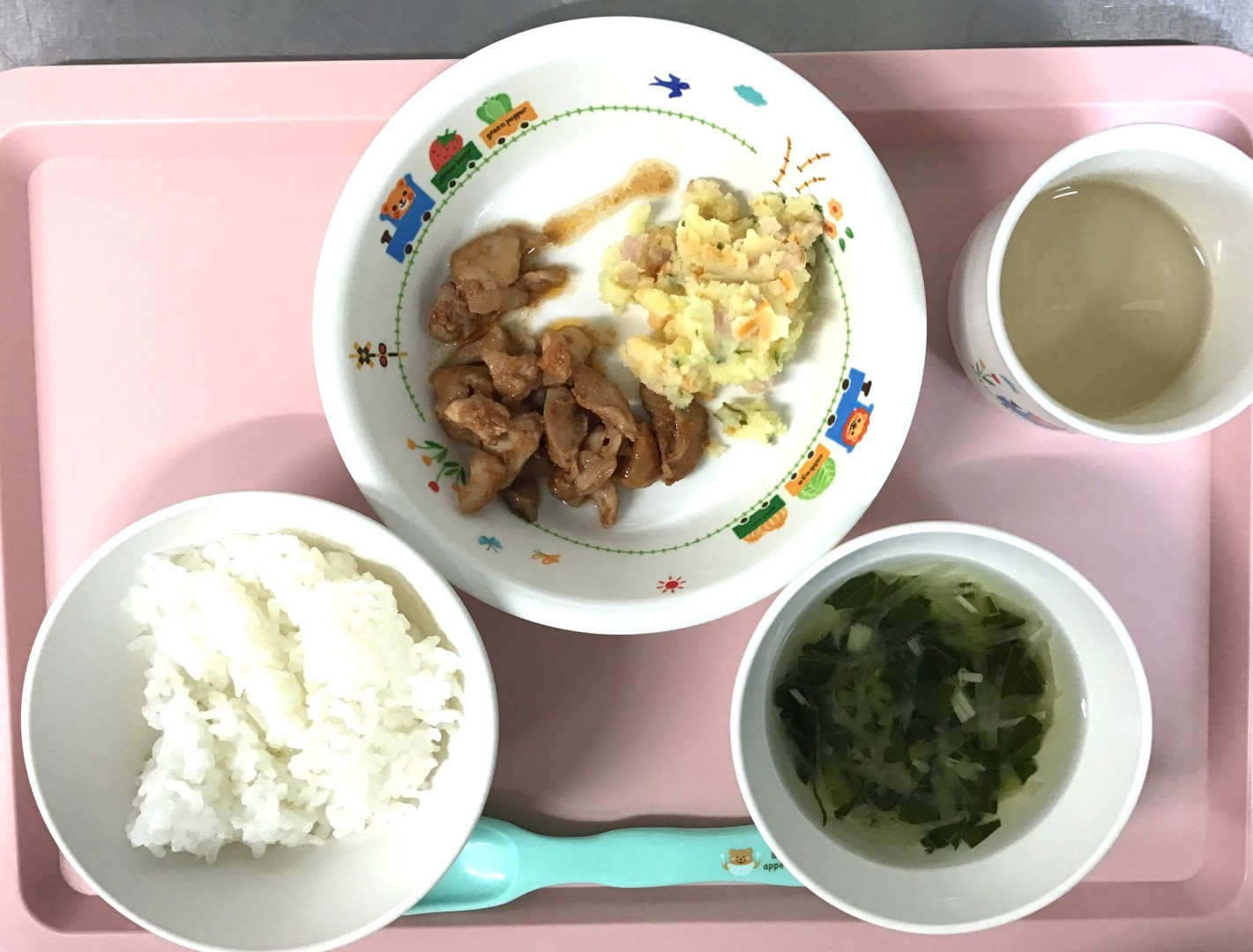 ごはん、とりのバーベキューソースやき、ポテトサラダ、やさいコンソメスープ