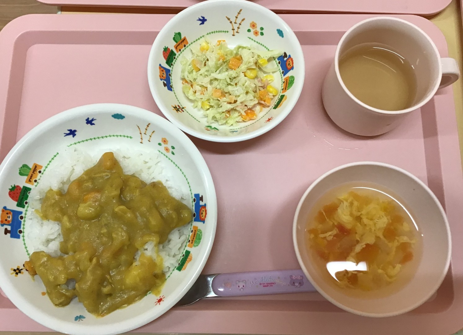 カレーライス、コールスローサラダ、トマたまスープ
