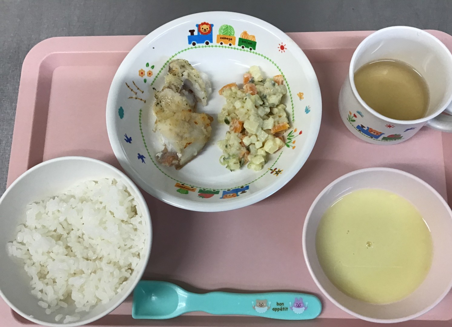 ごはん、さかなのパンコやき、かみかみサラダ、コーンスープ