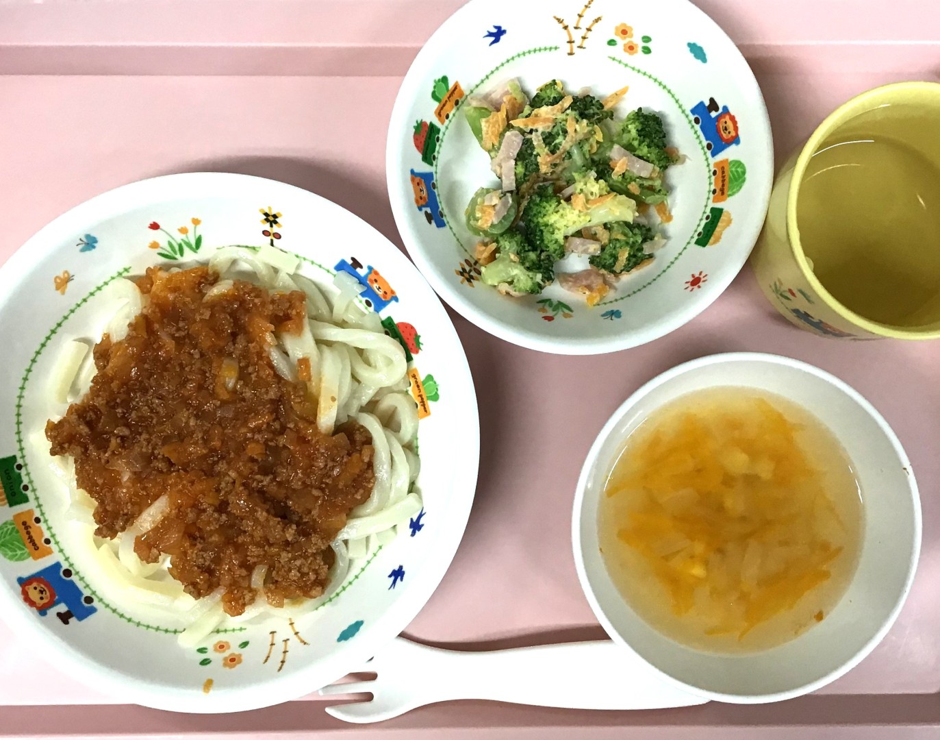 ミートうどん、ブロッコリーマヨサラダ、たまねぎコーンのコンソメスープ