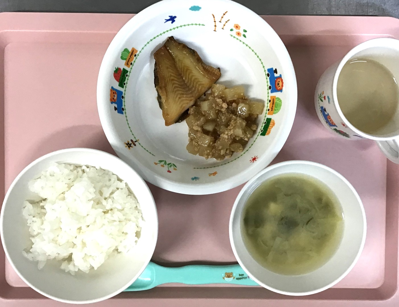 ごはん、かれいのてりやき、だいこんのそぼろに、とうふのみそしる