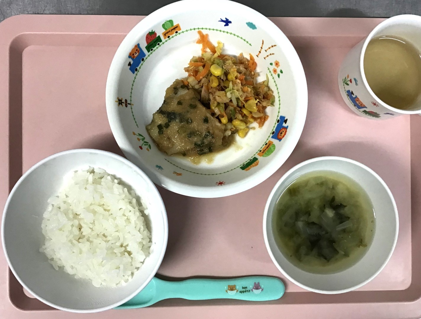 ごはん、カレイのおろしに、はくさいのツナコーンあえ、ほうれんそうとたまねぎのみそしる