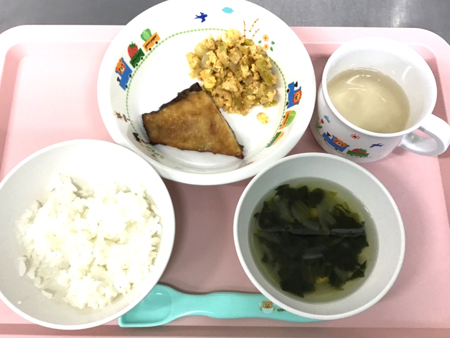 ごはん、さかなのバターしょうゆやき、キャベツのスクランブル、ほうれんそうのスープ