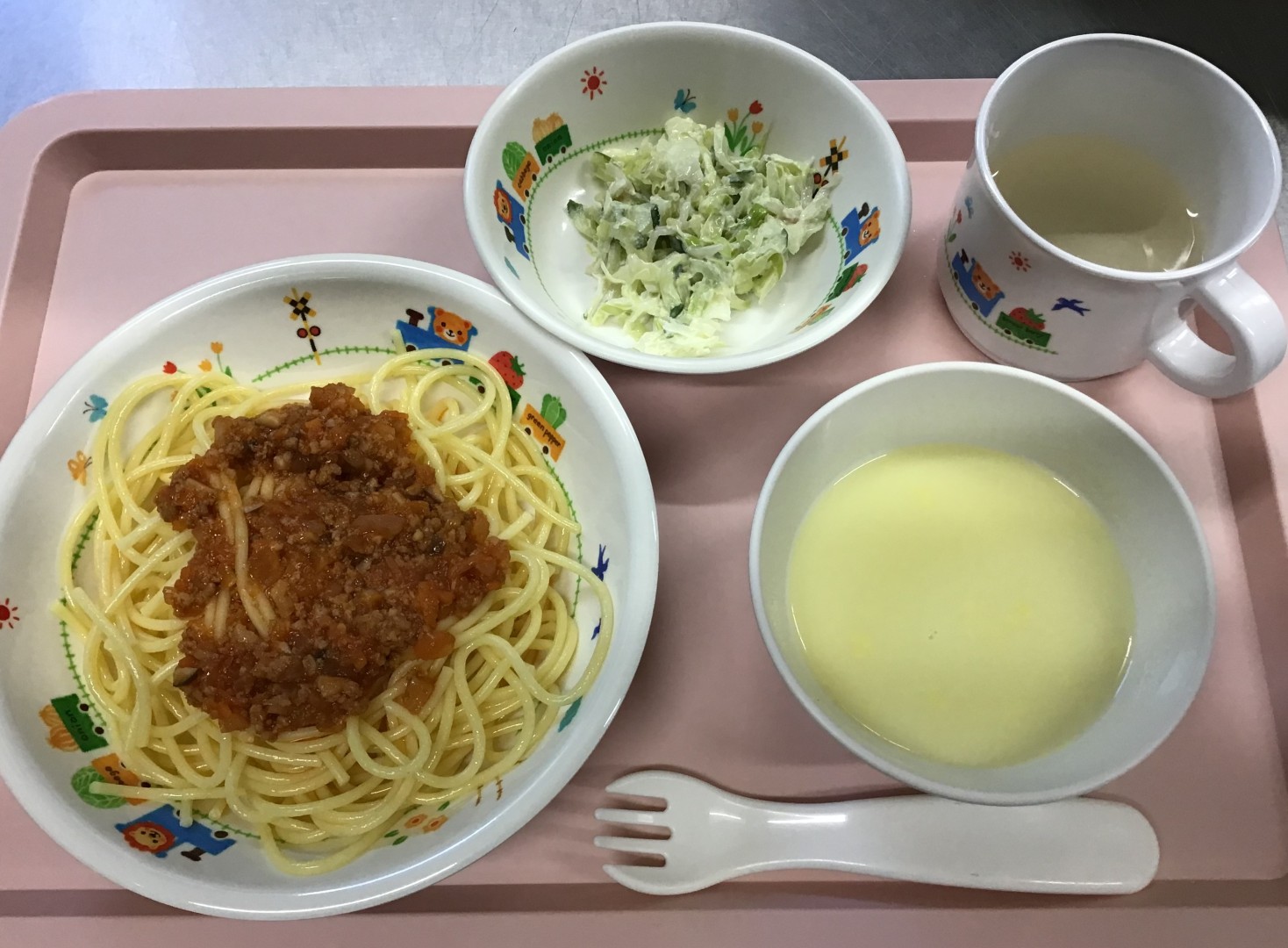 ミートスパゲッティ、やさいのマヨネーズあえ、コーンスープ
