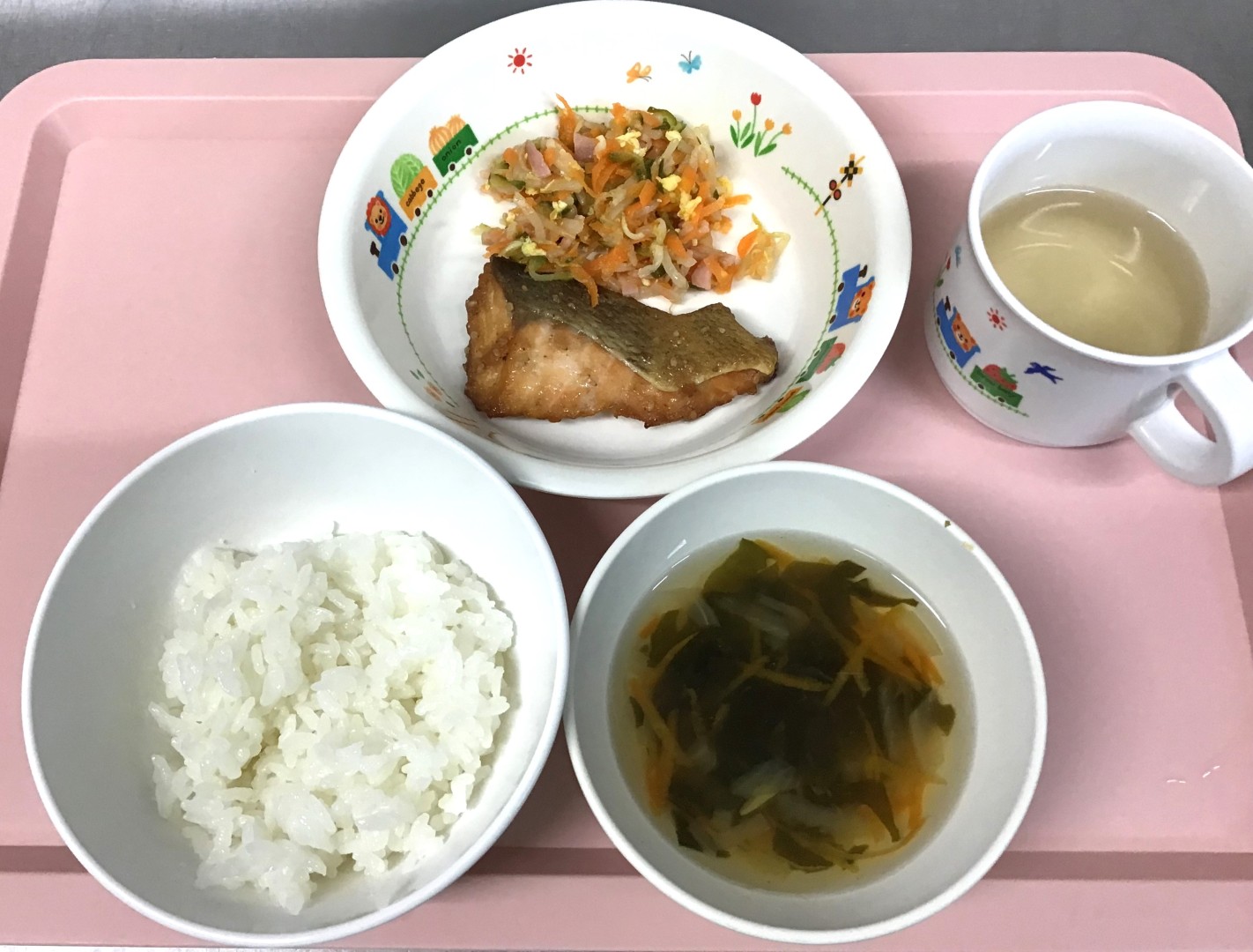 ごはん、さけのごまがらめ、ちゅうかあえ、ワカメとたまねぎのすましじる