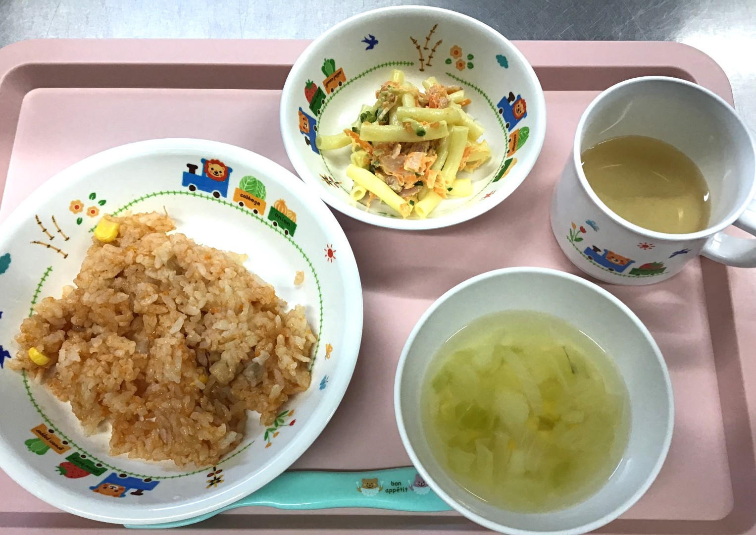 チキンライス、マカロニサラダ、やさいスープ