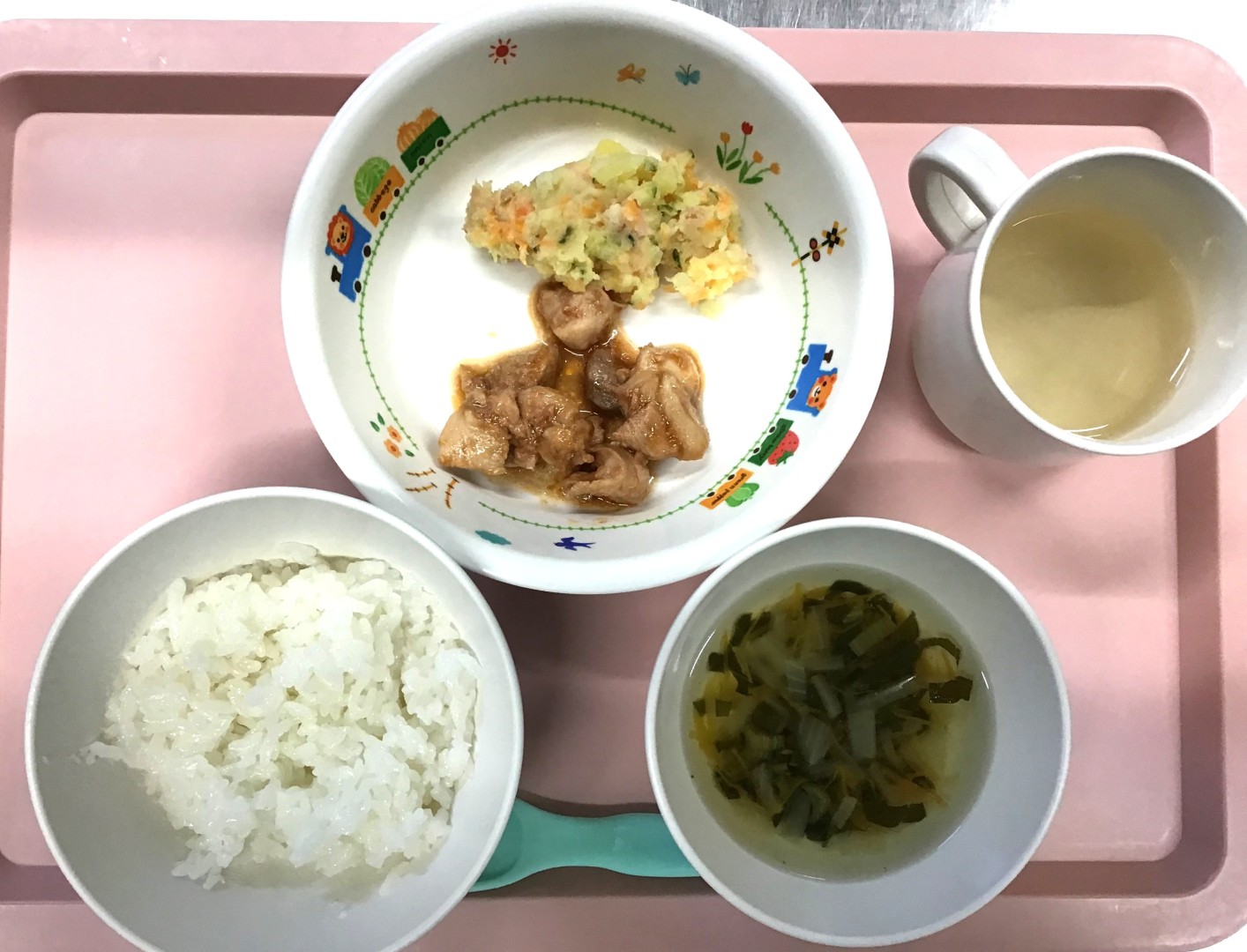 ごはん、とりのバーベキューソースやき、ポテトサラダ、こまつなのコンソメスープ