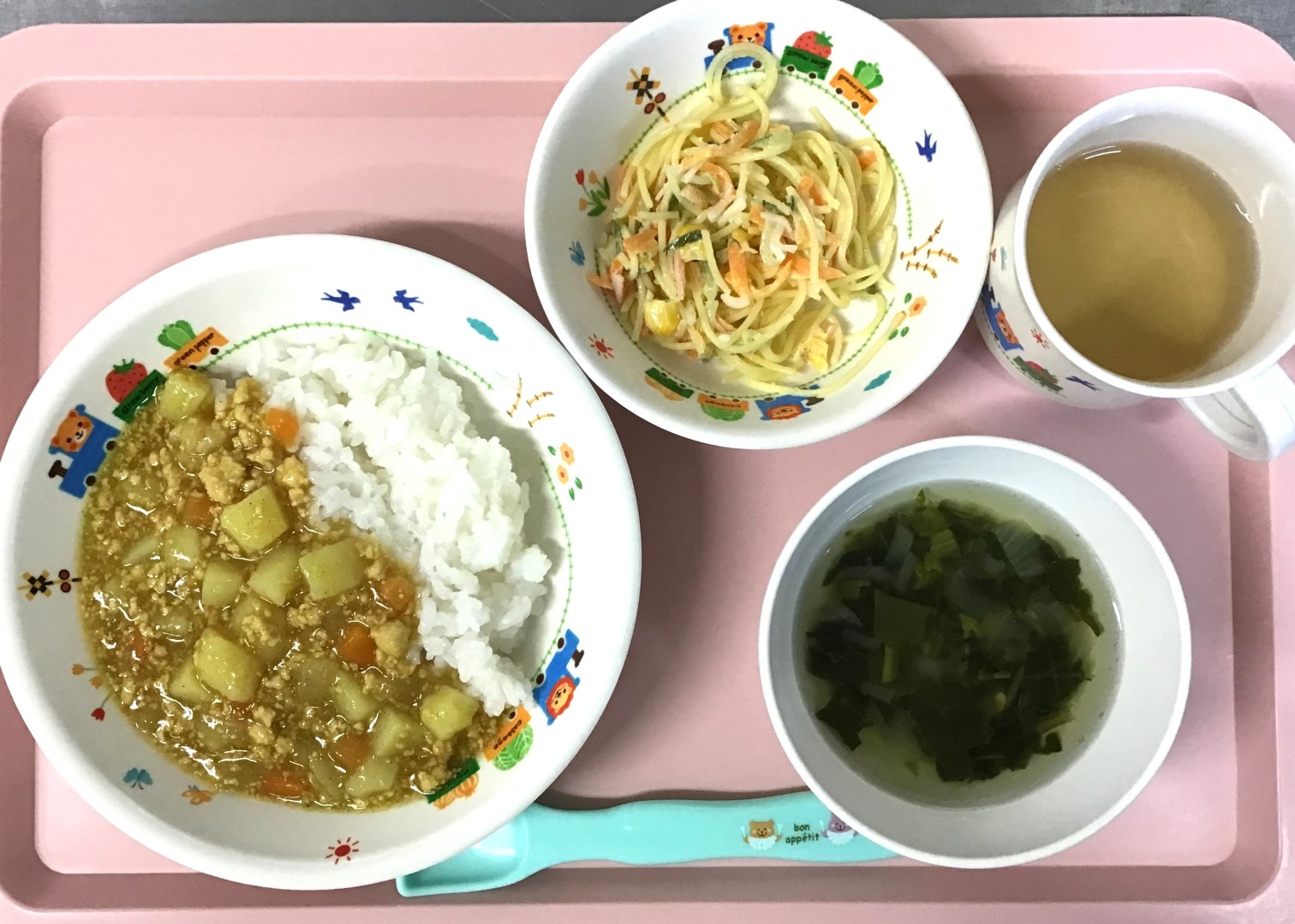 カレーライス、スパサラ、ほうれんそうのスープ