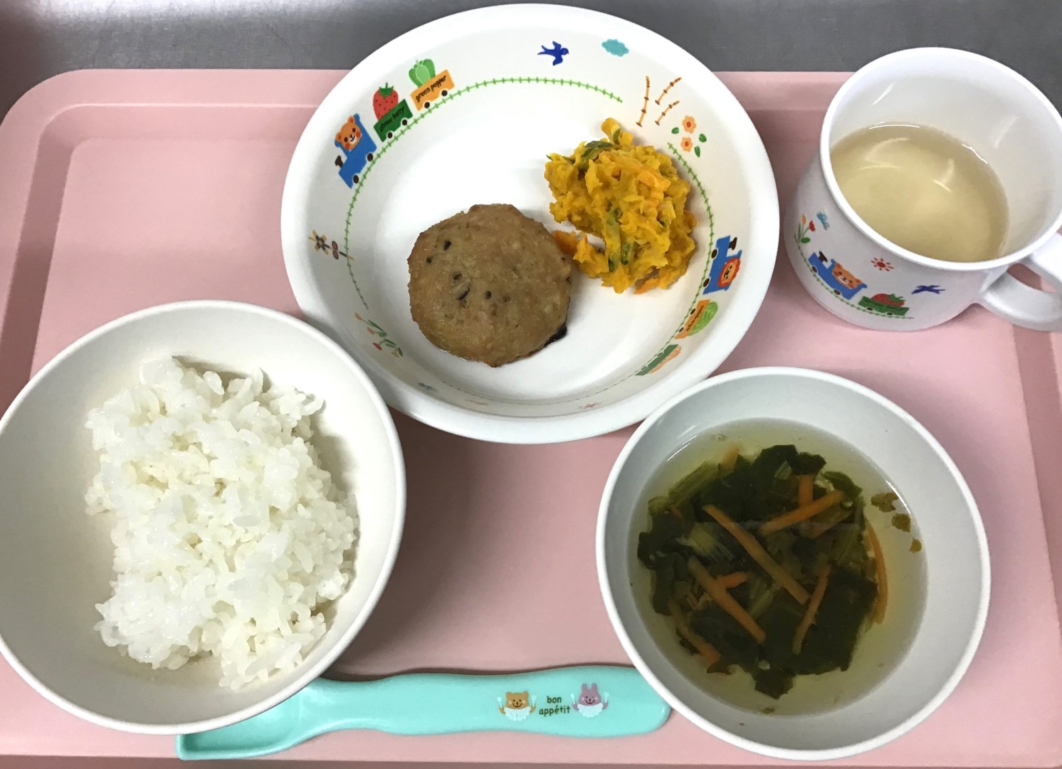 ごはん、とうふハンバーグ、かぼちゃサラダ、やさいコンソメスープ