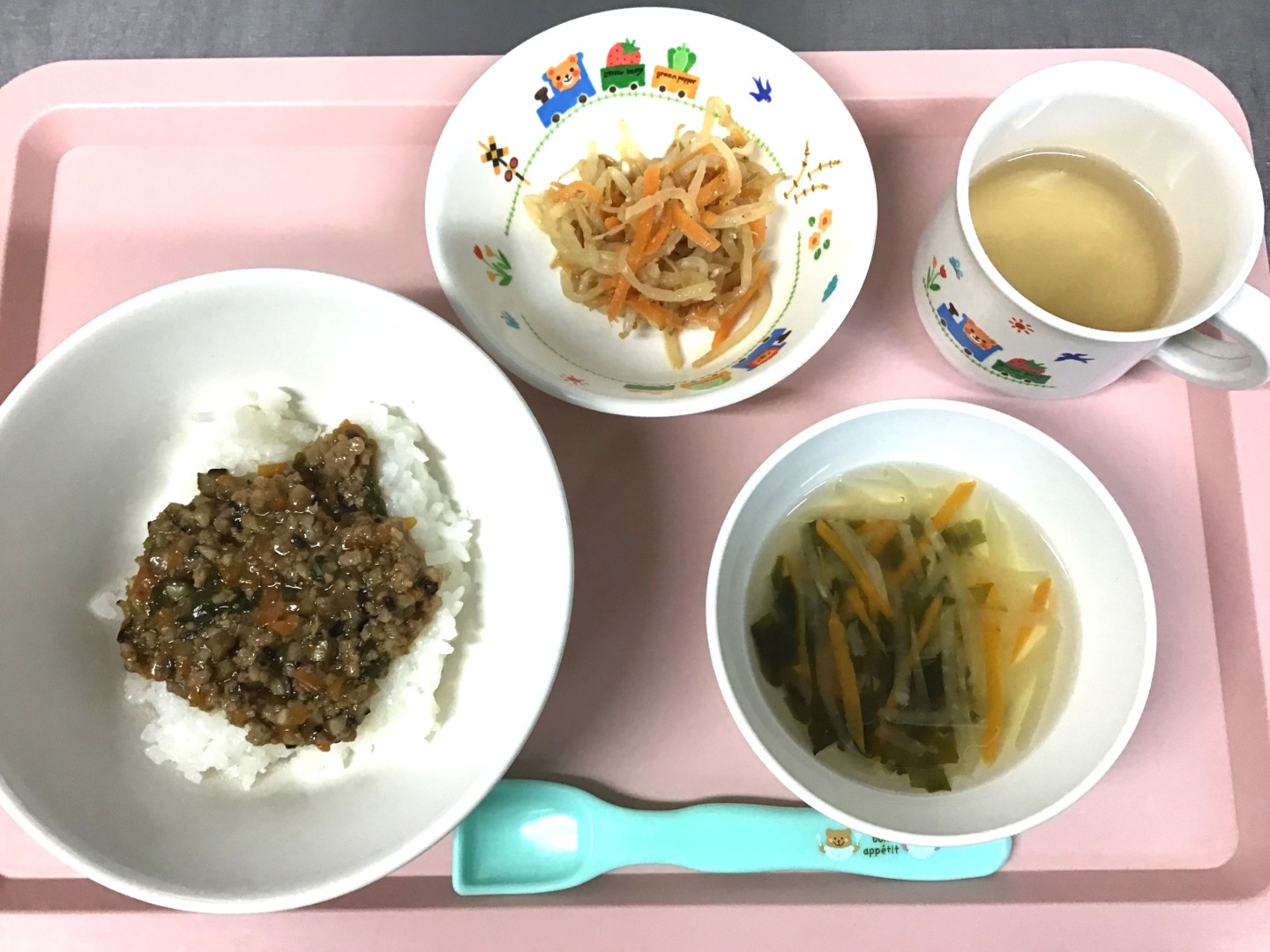 にくみそどん、もやしのあえもの、だいこんとわかめのすましじる