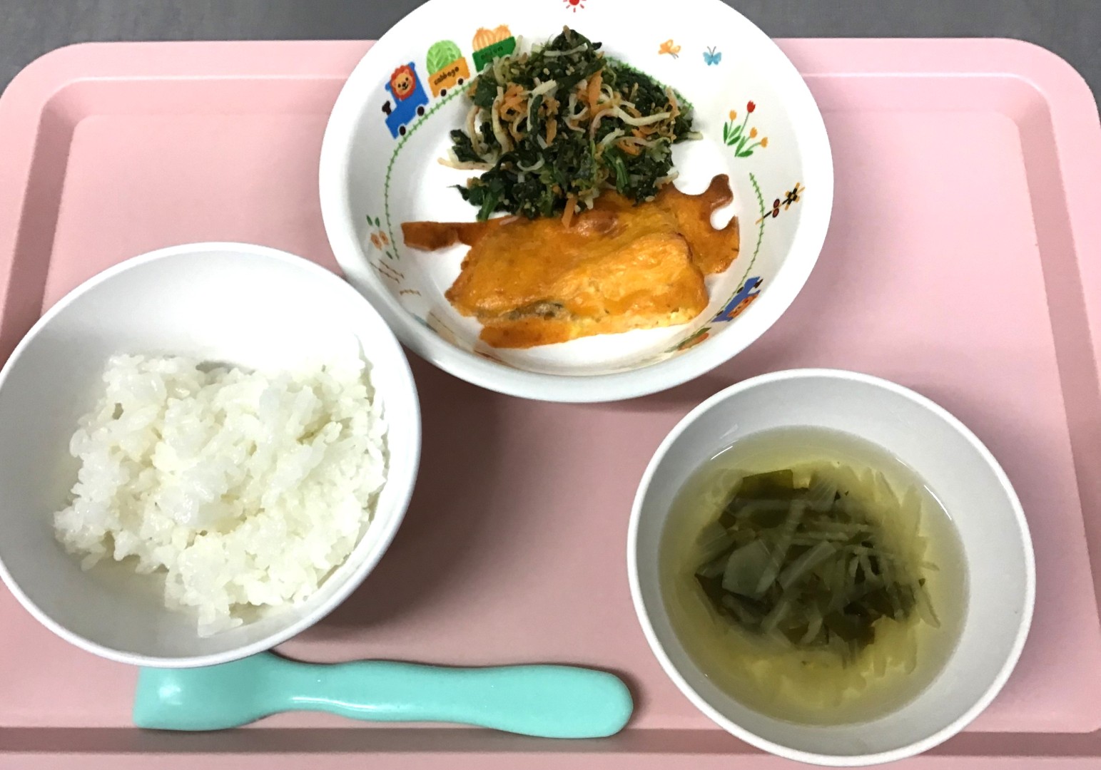 ごはん、カレイのピカタ、ほうれんそうのごまあえ、だいこんとわかめのすましじる
