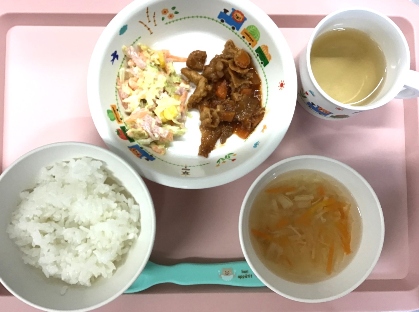 ごはん、ぶたにくのケチャップいため、コールスローサラダ、せんぎりやさいのコンソメスープ