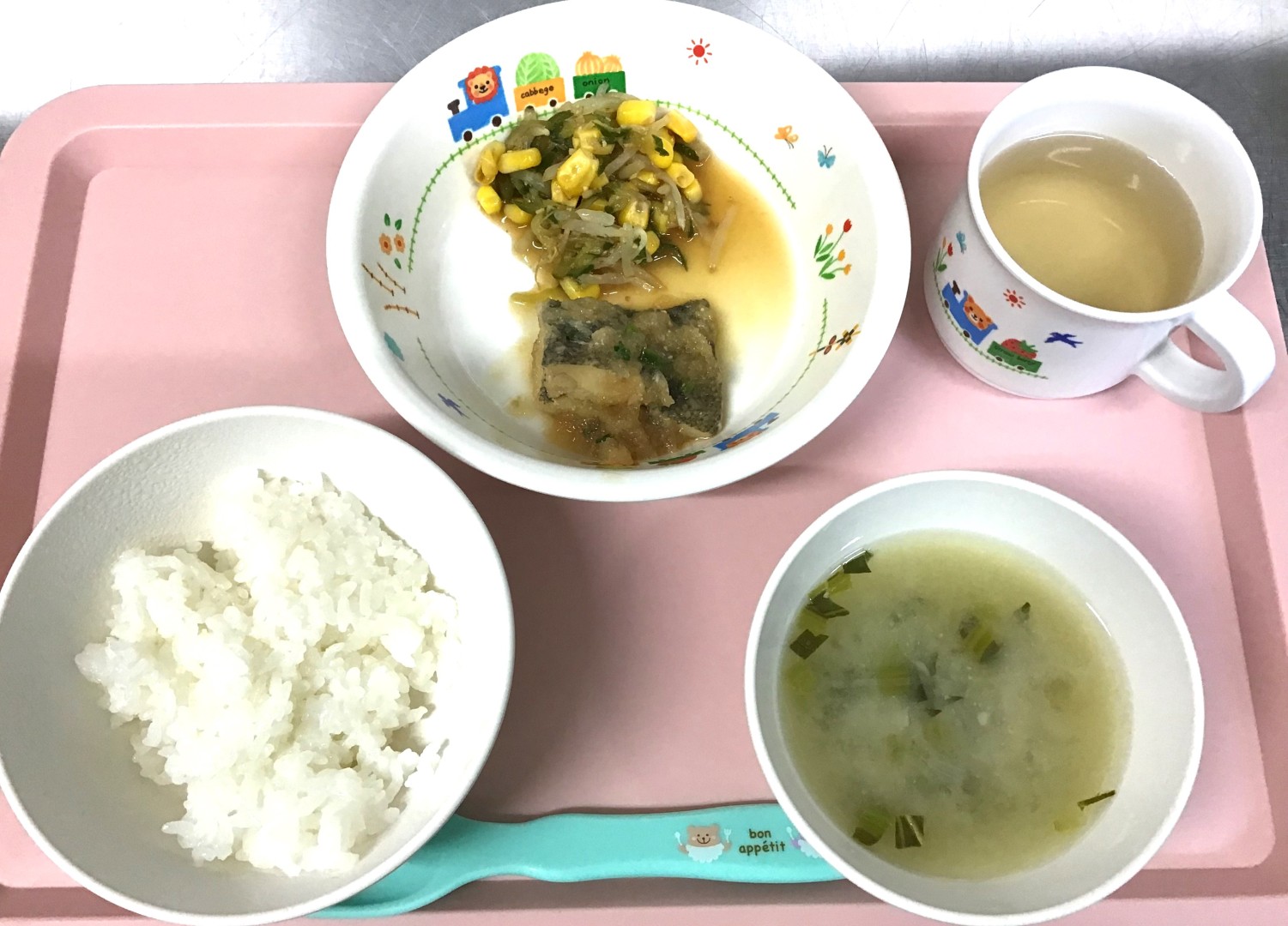 ごはん、カレイのおろしに、もやしとコーンのおひたし、こまつなのみそしる