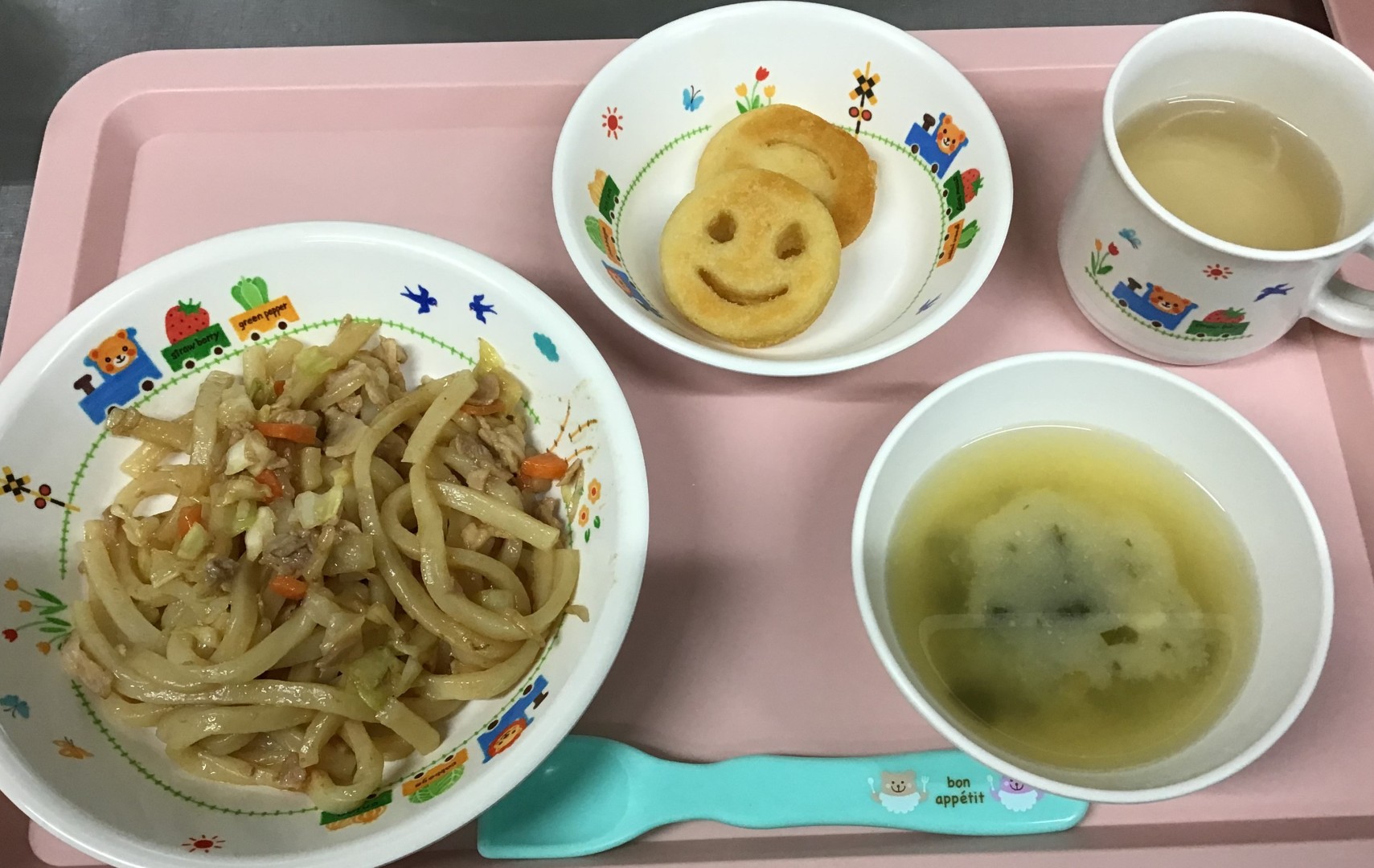 やきうどん、スマイルポテト、とうふのみそしる