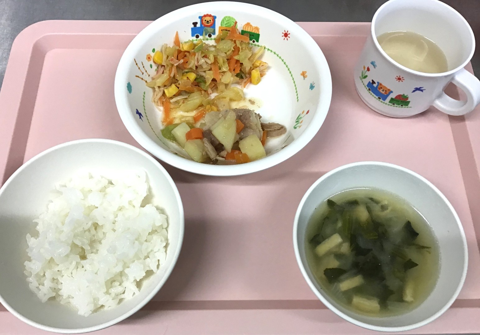 ごはん、にくじゃが、キャベツのごまあえ、ほうれんそうとあげのみそしる