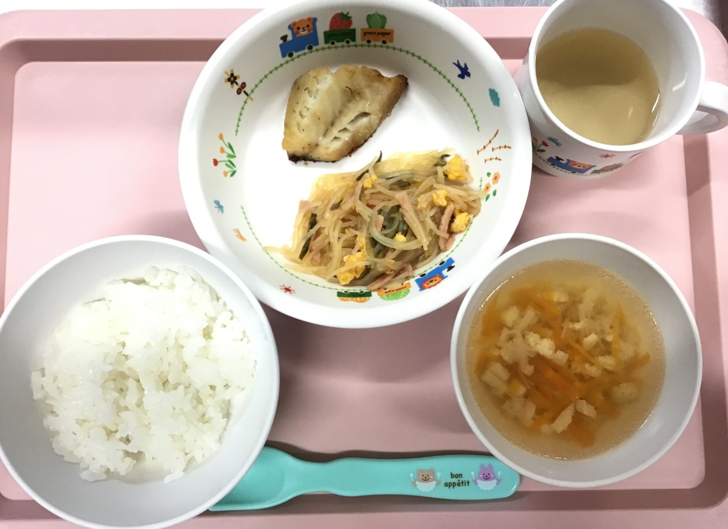ごはん、さかなのみそやき、はるさめとたまごのすのもの、えのきとあげのすましじる
