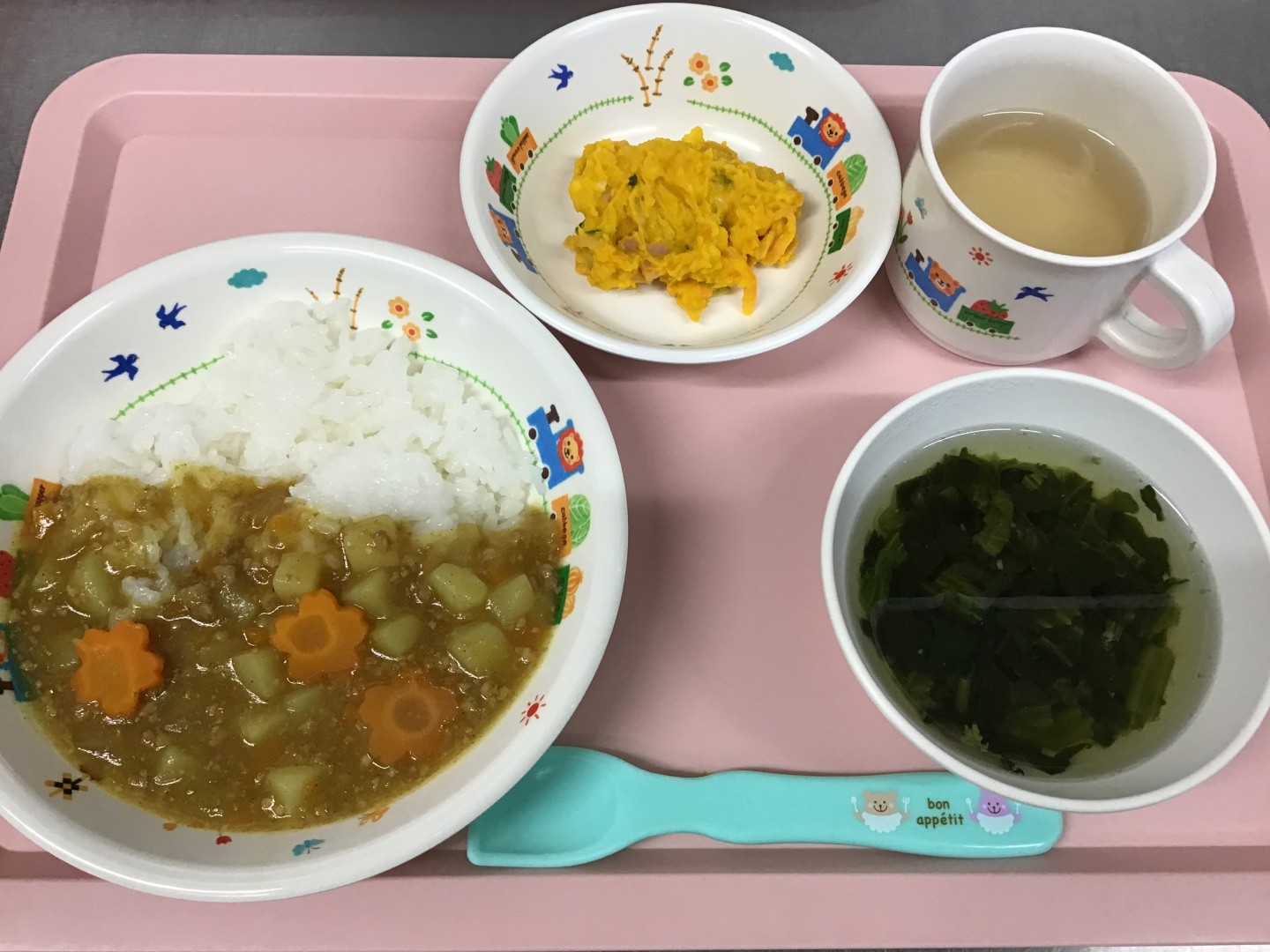 カレーライス、かぼちゃサラダ、やさいコンソメスープ