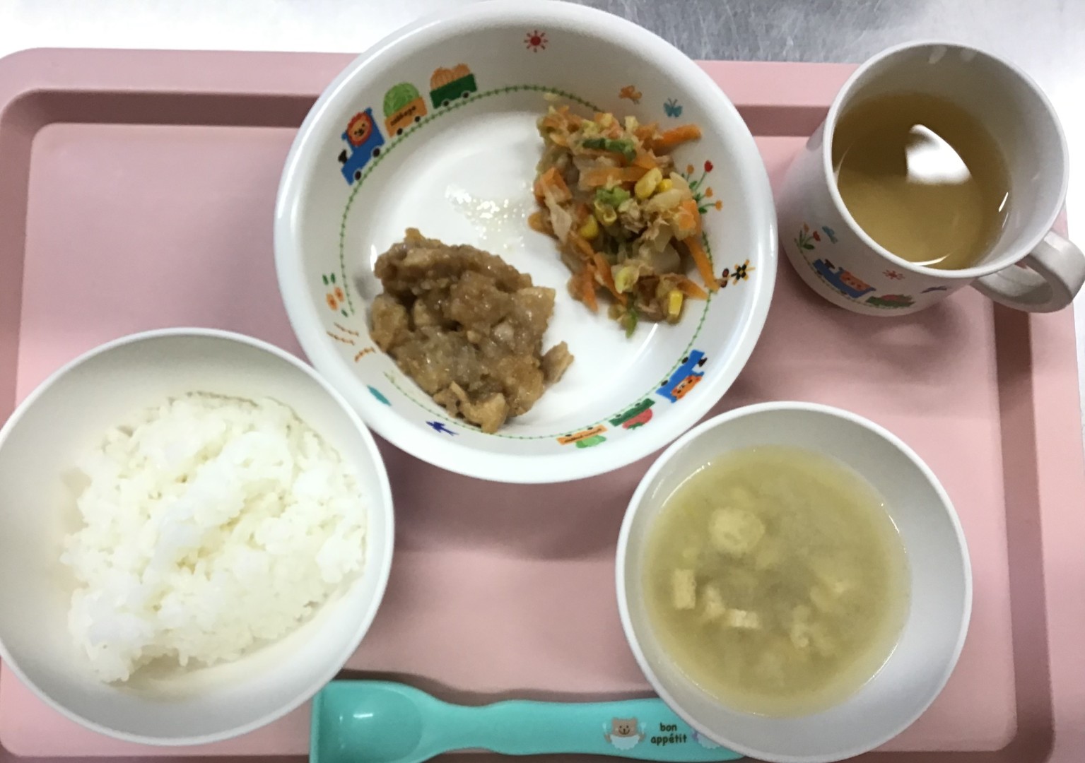 ごはん、とりのごまがらめ、はくさいのツナコーンあえ、さといものみそしる