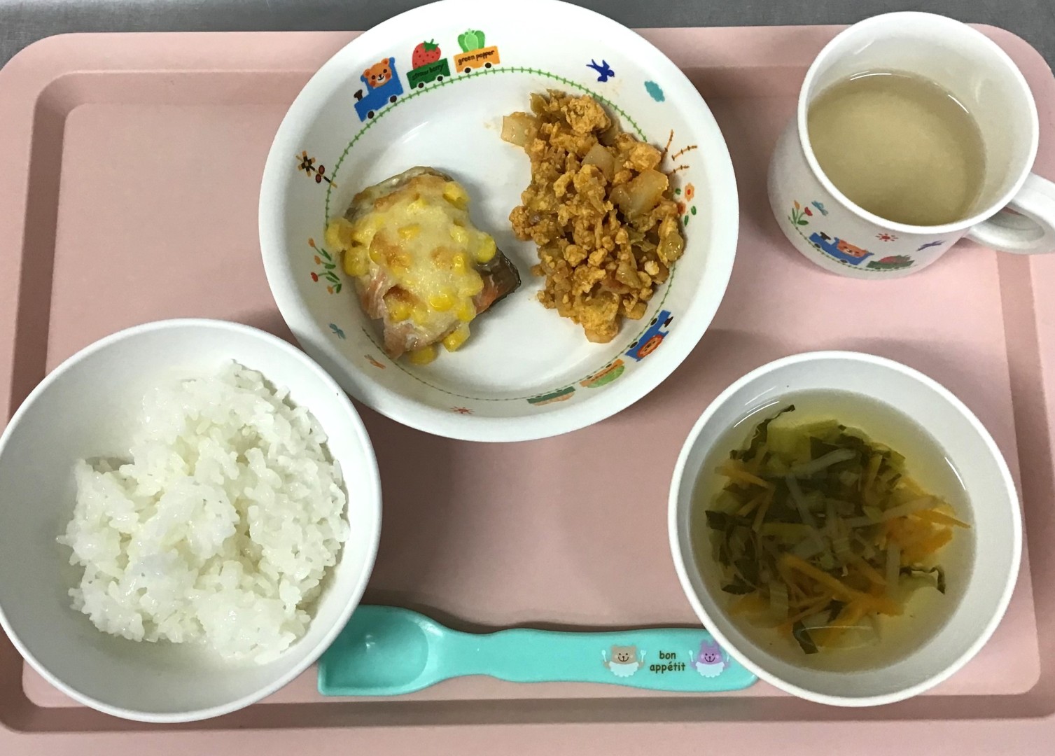 ごはん、さけのマヨチーズコーンやき、キャベツのスクランブル、もやしとこまつなのすましじる
