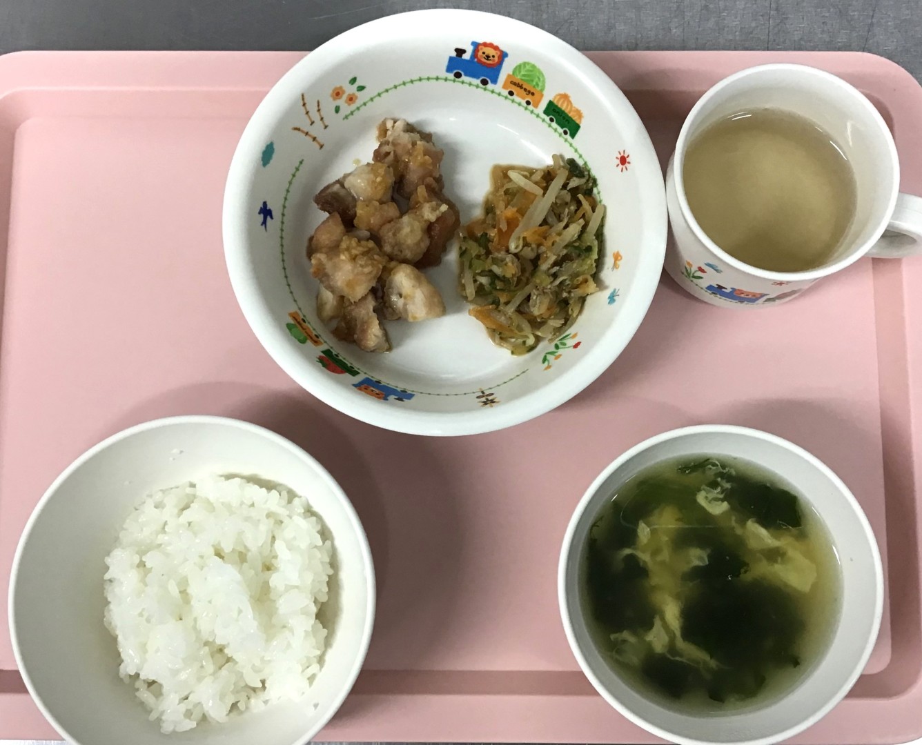 ごはん、ユーリンチー、もやしのナムル、ちゅうかたまごスープ