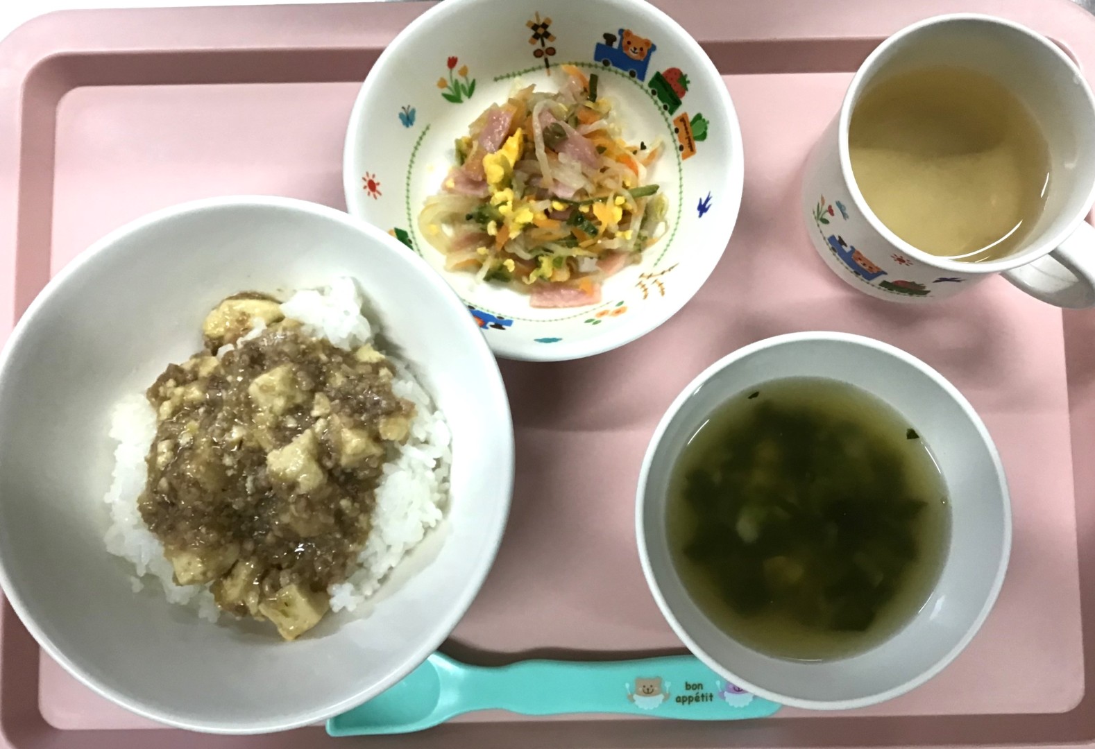 マーボーどうふどん、もやしのちゅうかあえ、こまつなのちゅうかスープ