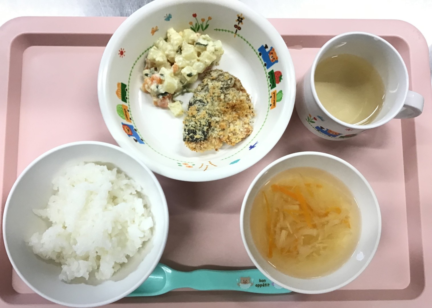 ごはん、サケのぱんこやき、かみかみサラダ、せんぎりやさいのコンソメスープ